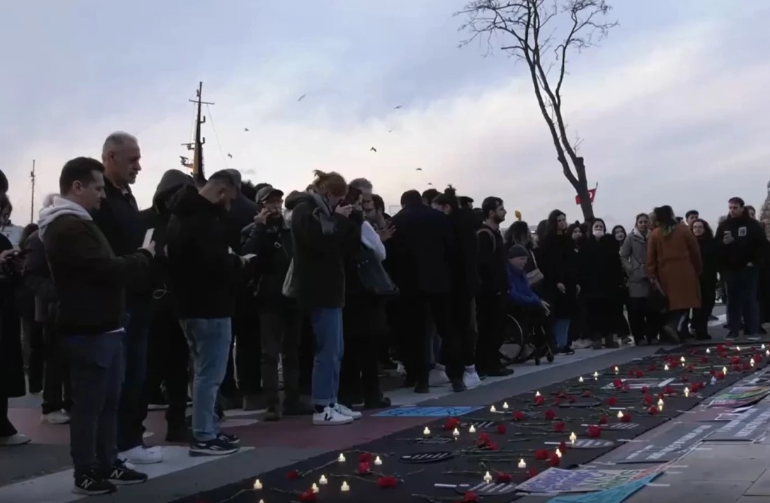 Depremde yakınlarını kaybeden aileler, Adalet Peşinde Aileleri Platformu öncülüğünde Kadıköy