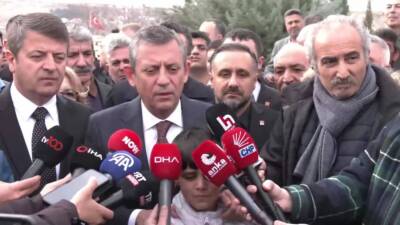 CHP Genel Başkanı Özgür Özel, Adıyaman'daki Deprem Şehitliği'ni ziyaret ederek,