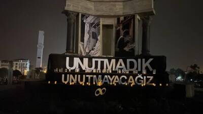 Depremin ikinci yılına girerken Defne Belediyesi, Uğur Mumcu Meydanı’nda özel
