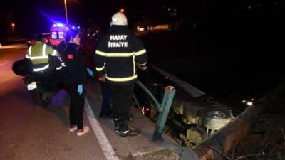 Hatay’ın Payas ilçesinde köprüden uçan demir yüklü tırın sürücüsü, kazanın