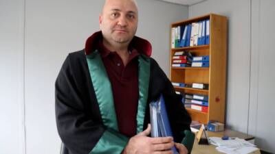 Hatay'da 6 Şubat depremlerinde ailesini kaybeden avukat Mehmet Alper Neşeli,