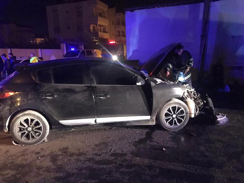 Hatay’ın Reyhanlı ilçesinde otomobil ile hafif ticari aracın çarpışması sonucu