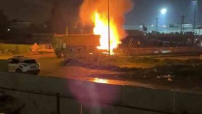 Hatay’ın Antakya ilçesinde seyir halindeyken alevlere teslim olan hafriyat kamyonunda