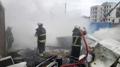 Antakya’nın Emek Mahallesi’nde bir şantiye alanında çıkan yangın, depo olarak