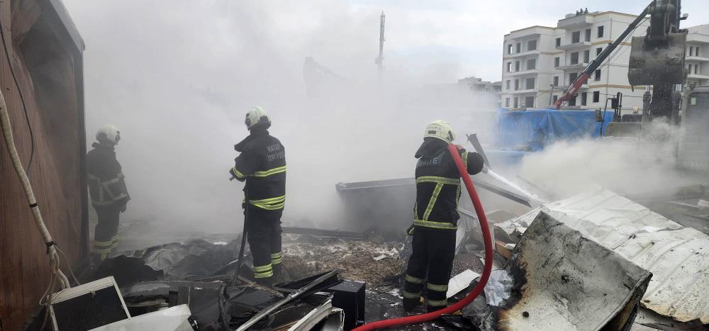 Antakya’nın Emek Mahallesi’nde bir şantiye alanında çıkan yangın, depo olarak