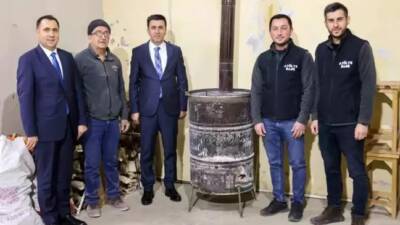 Bilecik Valisi Şefik Aygöl, Hatay'dan Bilecik'e gelen depremzede Adil Kenziman'ı