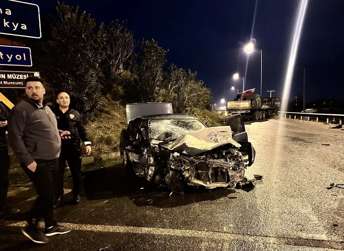 Hatay’ın Dörtyol ilçesinde meydana gelen trafik kazasında tır ile otomobil
