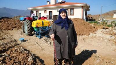 Hatay’ın Hassa ilçesinde depremzedelere sağlanan yeni evlere kavuşan 75 yaşındaki