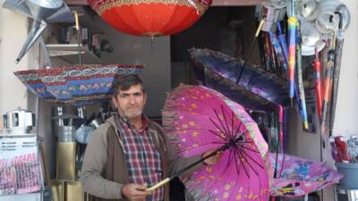 Hatay’ın Antakya ilçesinde yaklaşık 40 yıldır şemsiye tamirciliği yapan Ali