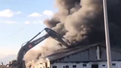 Hatay’ın Dörtyol ilçesinde TOKİ şantiyesinde yangın çıktı. İtfaiye ekipleri, alevleri