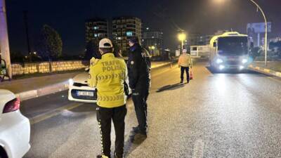 Dörtyol’da gerçekleştirilen polis uygulamasında 120 araç denetlenirken, 320 kişi hakkında