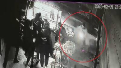 Hatay’ın Reyhanlı ilçesinde seyyar köfte tezgahının bulunduğu noktaya hızla gelen