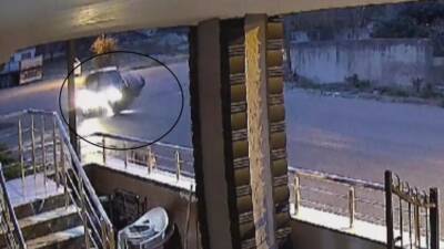 Hatay’ın Payas ilçesinde motosiklet ile otomobilin çarpıştığı anlar güvenlik kamerasına