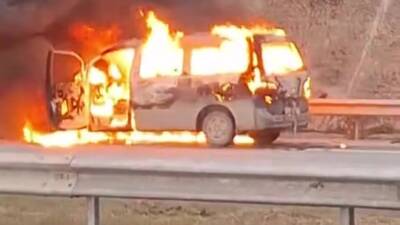 Hatay’ın İskenderun ilçesinde seyir halindeyken alev alan hafif ticari araç,