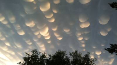 Hatay'ın Kumlu ilçesinde görülen Mammatus bulutları, gökyüzünü saran eşsiz şekilleriyle