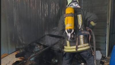 Antakya’nın Bozhöyük Mahallesinde bulunan bir konteynerde çıkan yangın, itfaiye ekiplerinin