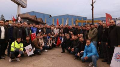Hatay Dörtyol’daki Yolbulan Metal’de çalışan işçiler, toplu iş sözleşmesi sürecinde
