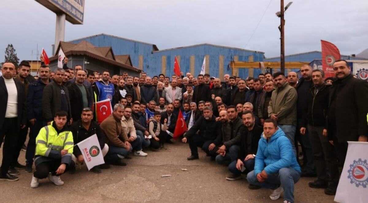 Hatay Dörtyol’daki Yolbulan Metal’de çalışan işçiler, toplu iş sözleşmesi sürecinde