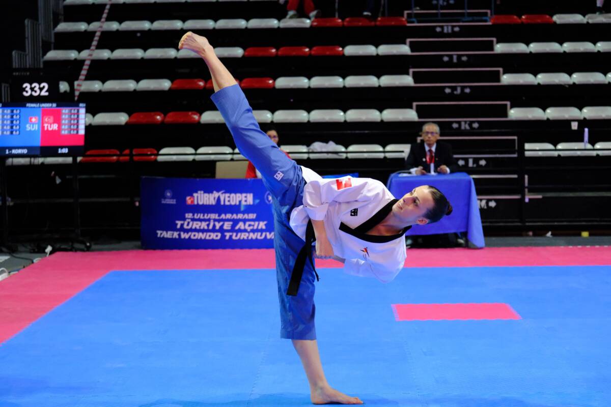 Antalya’da düzenlenen 12. Uluslararası Türkiye Açık Tekvando Turnuvası’nda milli sporcular,