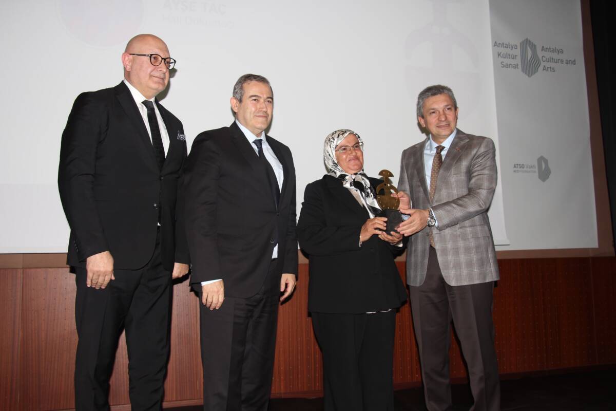 Antalya’da düzenlenen törende,ATAV bünyesinde faaliyet gösteren Antalya Kadın Müzesi’nin organize