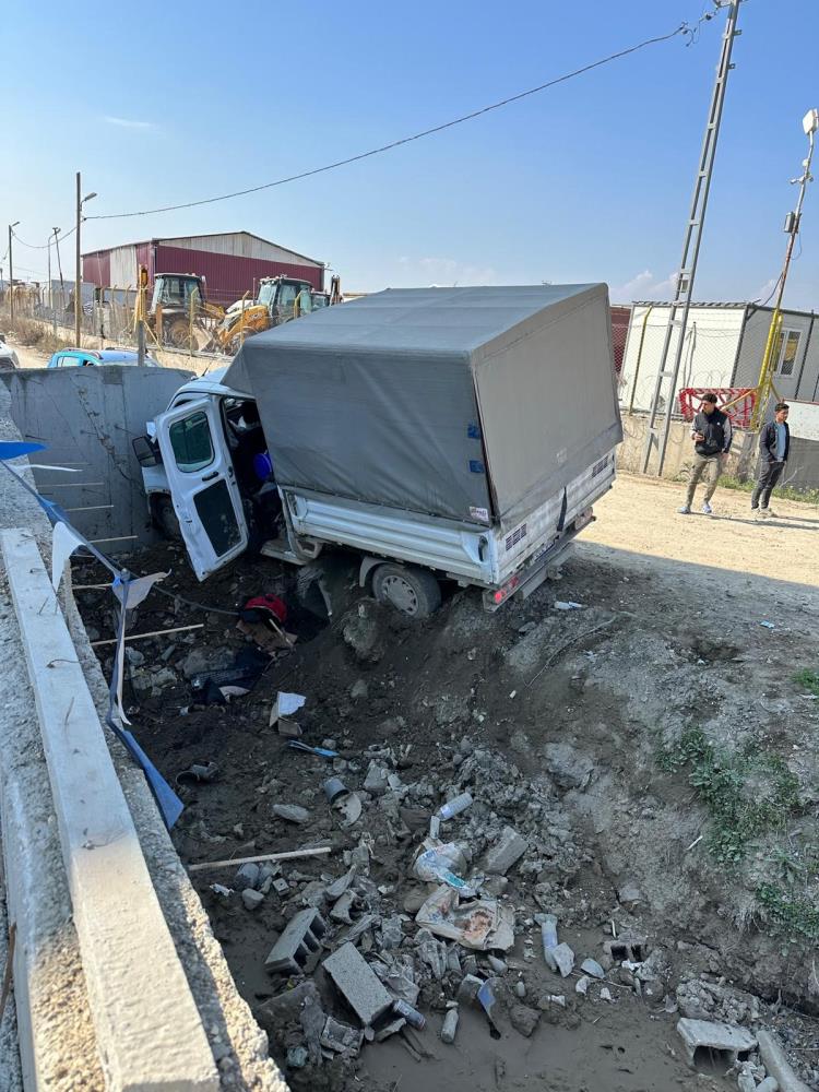 Hatay’ın Antakya ilçesi Güzelburç Mahallesi’nde meydana gelen trafik kazasında 3