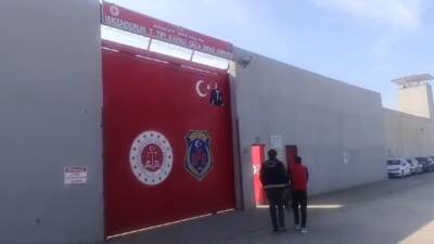 Hatay Emniyet Müdürlüğü ekipleri, aranan şahısların yakalanmasına yönelik gerçekleştirdiği operasyonlar