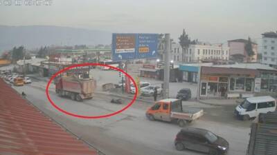 Hatay’ın Antakya ilçesinde meydana gelen trafik kazasında, hafriyat kamyonunun altında