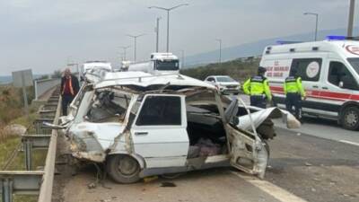 Hatay’ın Dörtyol ilçesinde TIR ile otomobilin çarpışması sonucu meydana gelen