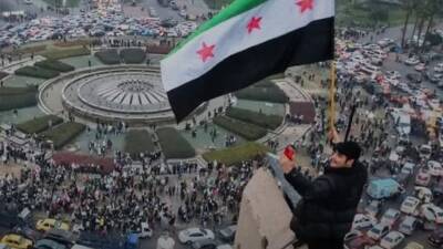 Suriye yönetimi, Türkiye’den ülkeye giriş yapacak vatandaşlara vize zorunluluğu getirdi.