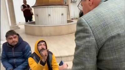 İskenderun Belediyesi, kış aylarında zorlu şartlarla mücadele eden sokakta yaşayan