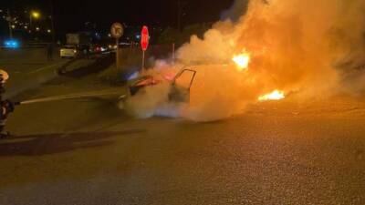 Hatay’ın İskenderun ilçesinde seyir halindeyken alev alan Tofaş marka otomobil,