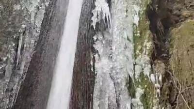 Hatay’da etkili olan soğuk hava nedeniyle Değirmendere Şelalesi kısmen dondu.