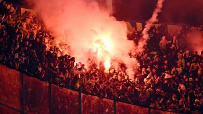 Galatasaray ile Fenerbahçe arasındaki derbi maçında stadyum içindeki güvenlik ihlalleri