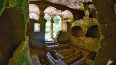 Hatay’ın Samandağ ilçesinde yer alan tarihi Titus Tüneli ve Beşikli
