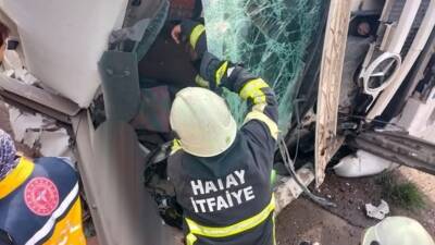 Hatay’ın Belen ilçesinde demir yüklü bir kamyonun devrilmesi sonucu sürücü