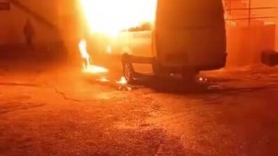 Hatay’ın Arsuz ilçesine bağlı Gözcüler Mahallesi’nde park halindeki bir minibüs,