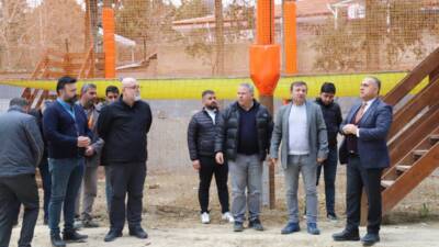 Altınözü Belediye Başkanı Rıfat Sarı, ilçeye kazandırılan macera parkında incelemelerde