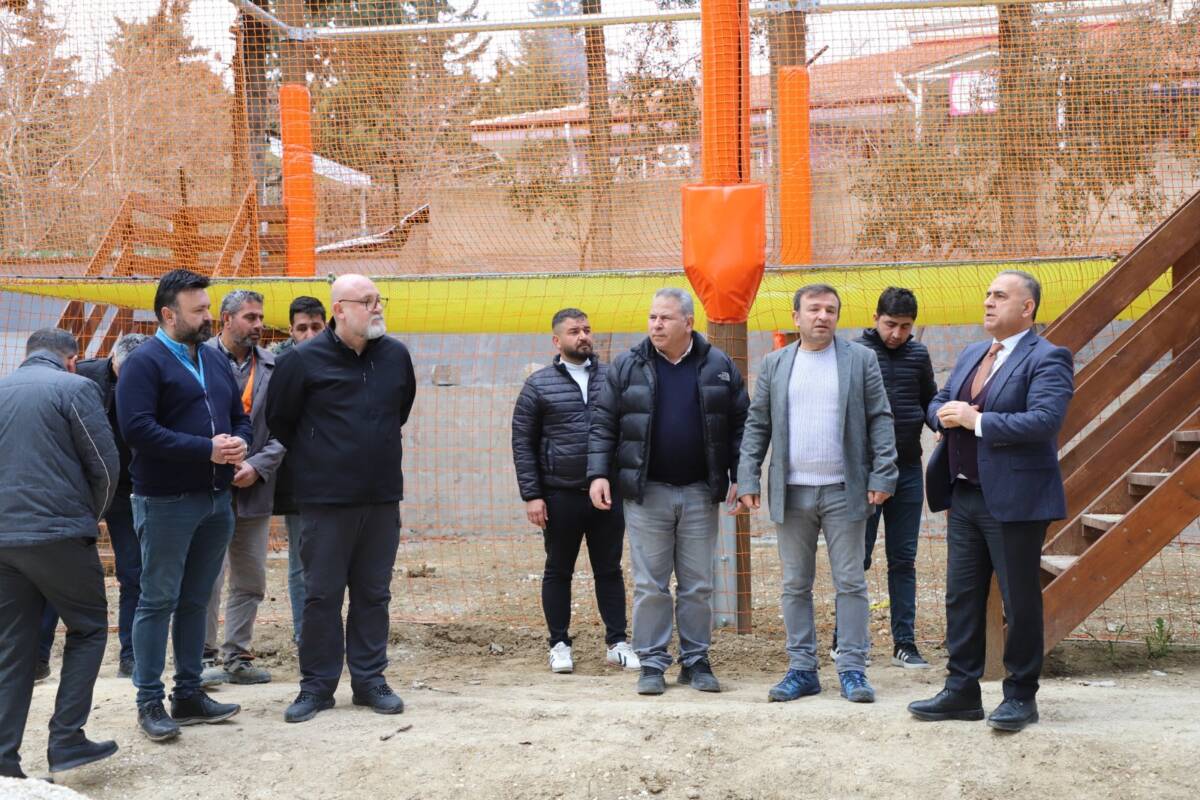 Altınözü Belediye Başkanı Rıfat Sarı, ilçeye kazandırılan macera parkında incelemelerde
