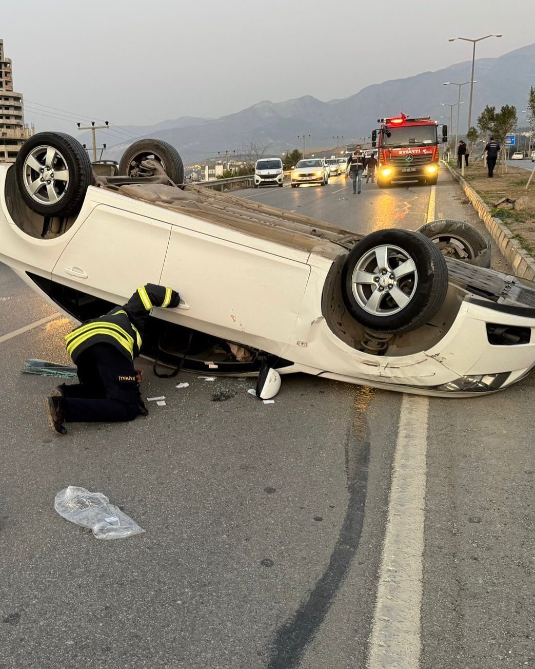 Refüje bindiren otomobil takla attı    İskenderun-Arsuz yolundaki kazada bir