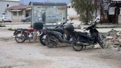 Antakya’nın Haraparası Mahallesi’nde park halinde bulunan motosiklet, 2 kişilik hırsız