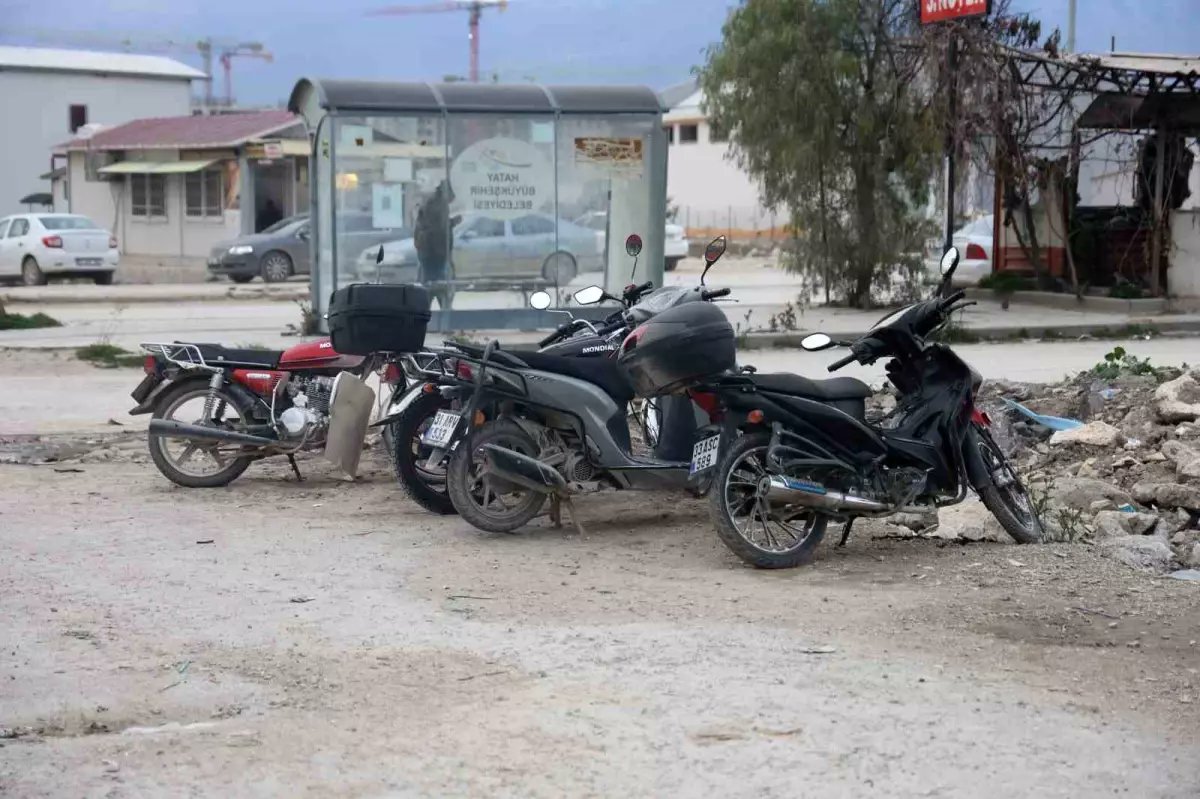 Antakya’nın Haraparası Mahallesi’nde park halinde bulunan motosiklet, 2 kişilik hırsız
