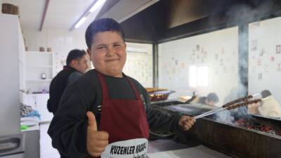 &nbsp; Hatay’da yarıyıl tatilini bir kebapçıda çıraklık yaparak geçiren 9