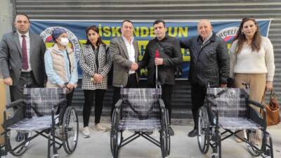 İskenderun Fenerbahçeliler Derneği, 5 engelli bireye tekerlekli sandalye hediye etti.