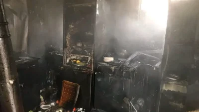 Hatay'ın Reyhanlı ilçesinde, depremzede bir ailenin kaldığı konteyner yandı.