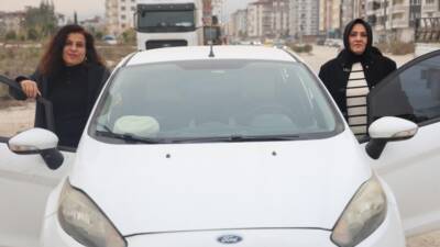 Hatay’ın Defne ilçesinde yaşayan direksiyon eğitmeni Hülya Gülüm, yıllardır ehliyeti