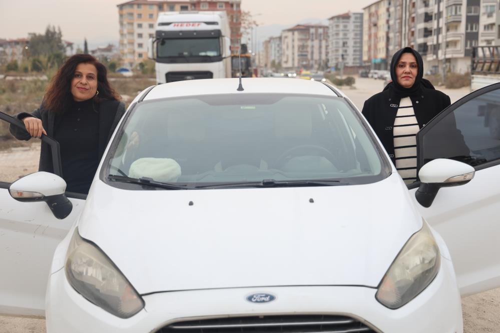 Hatay’ın Defne ilçesinde yaşayan direksiyon eğitmeni Hülya Gülüm, yıllardır ehliyeti