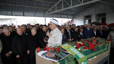 74 yaşında hayatını kaybeden ses sanatçısı Mustafa Kahtalı, Adıyaman'da defnedildi.