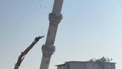 Hatay’ın Kırıkhan ilçesinde, Kahramanmaraş merkezli depremler sonrası ağır hasar gören