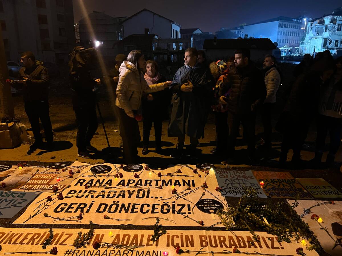 Hatay’da 6 Şubat depremlerinde hayatını kaybedenler için adalet nöbeti tutuldu.