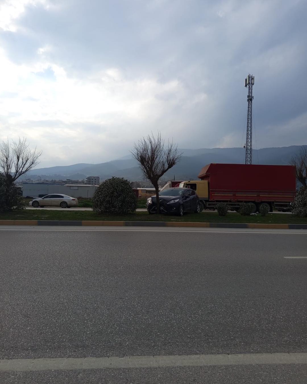 Hatay’ın Antakya ilçesinde meydana gelen tek taraflı trafik kazasında, sürücüsünün